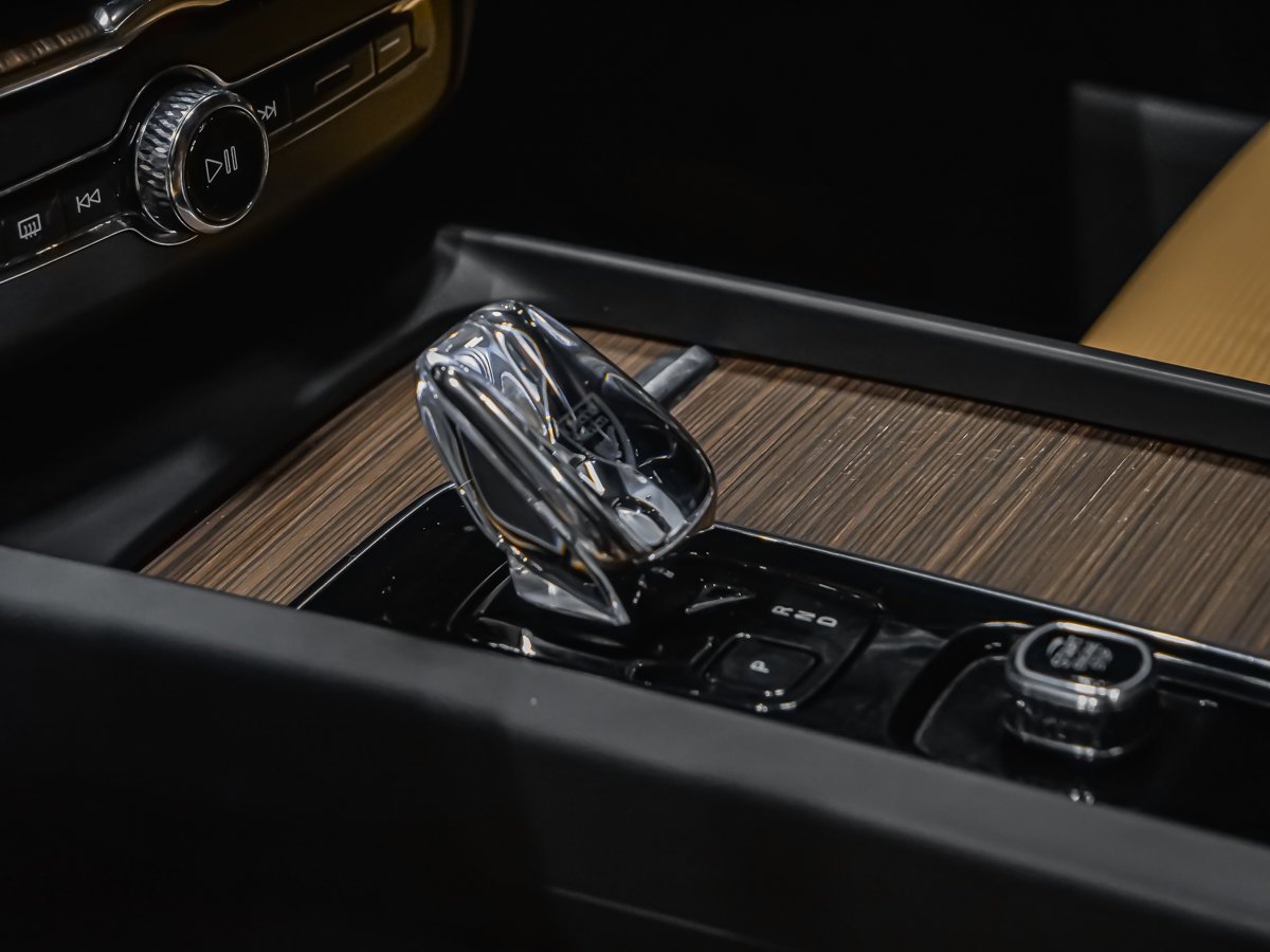 Volvo XC60 B6 ULTIMATE BRIGHT BOWERS WILKINS 2023 Argent Montréal - photo #8