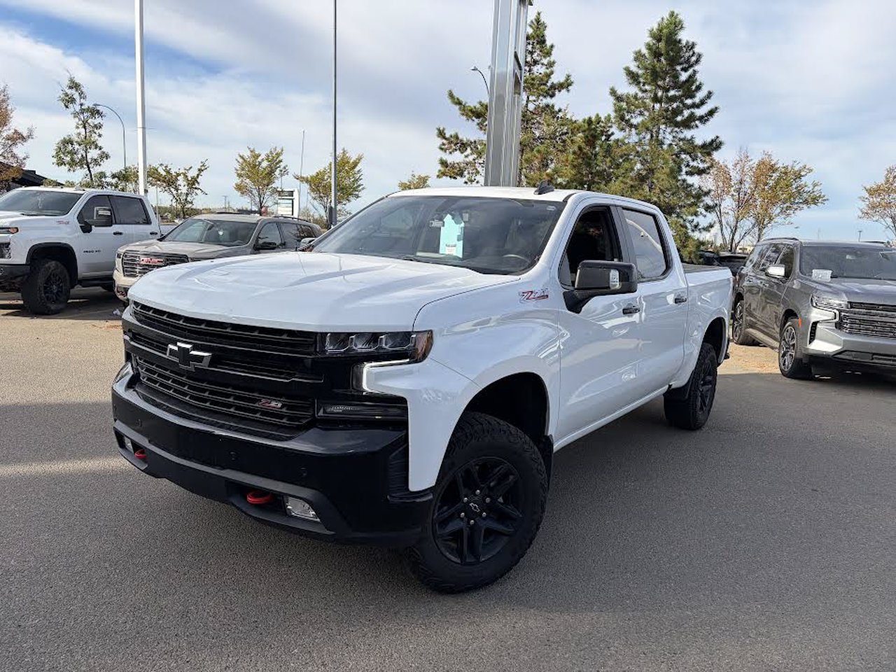 2022 Chevrolet Silverado 1500 LTD 4WD Crew Cab 147 LT Trail Boss White Sherwood Park - photo #2