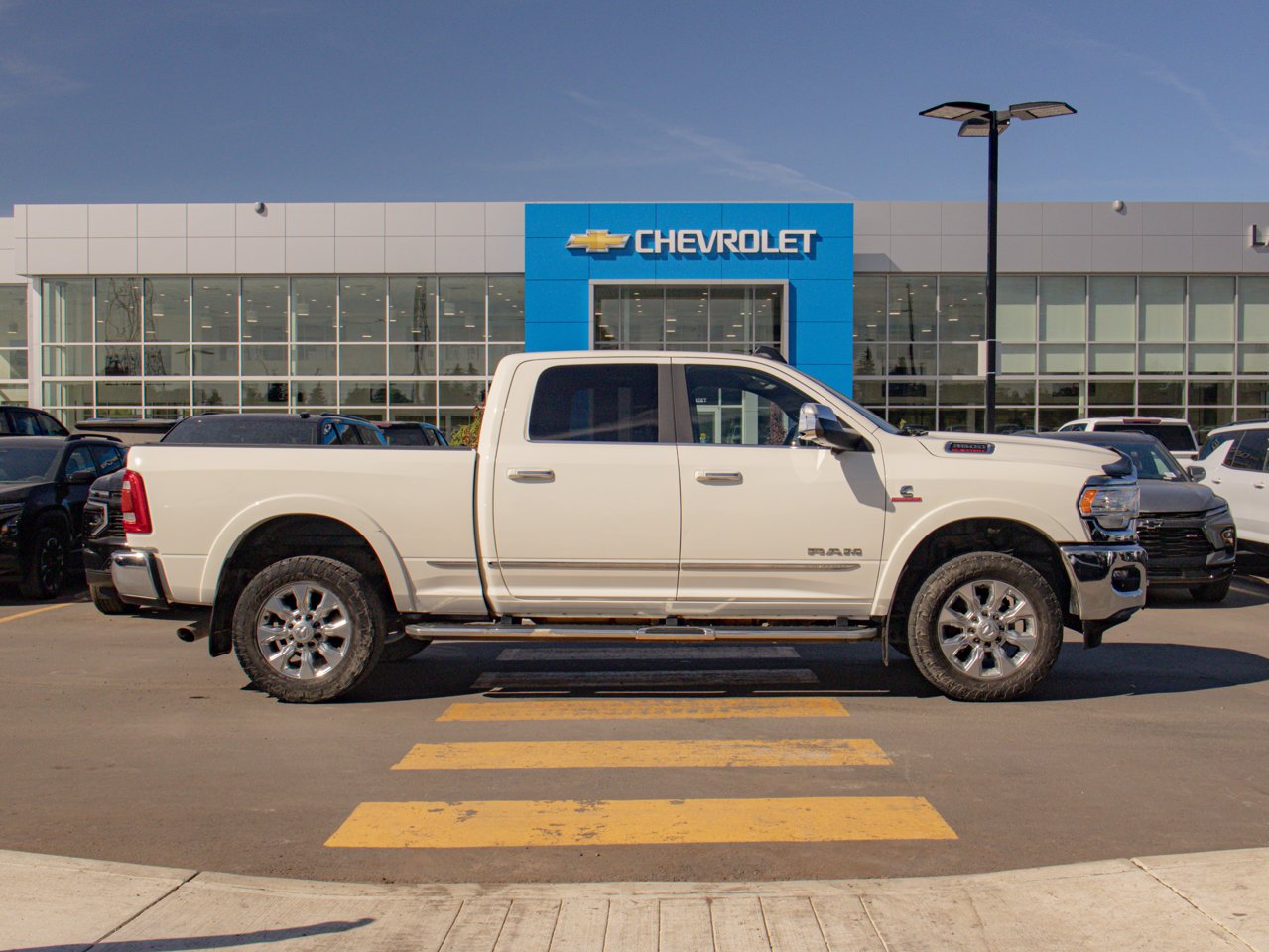 2022 Ram 3500 Limited 4x4 Crew Cab 6'4 Box White Sherwood Park - photo #12