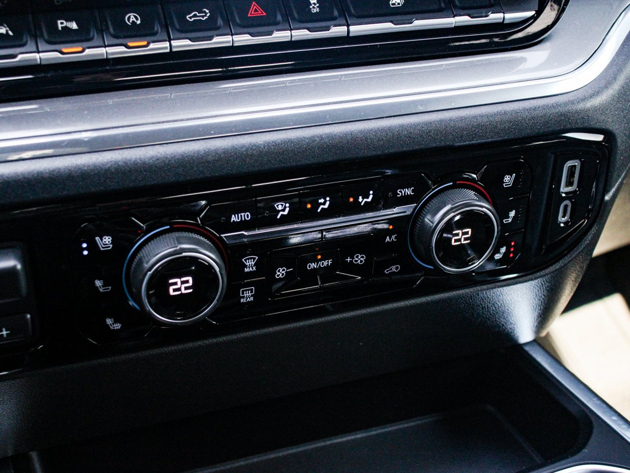 2023 Chevrolet Silverado 1500 4WD Crew Cab 147 High Country White Sherwood Park - photo #26