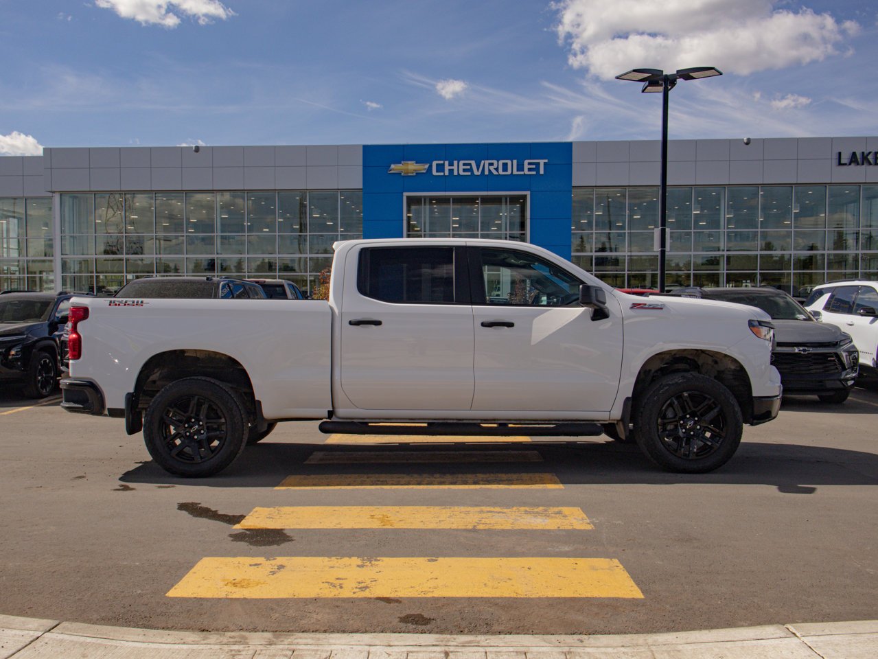 2024 Chevrolet Silverado 1500 4WD Crew Cab 147 Custom Trail Boss White Sherwood Park - photo #12