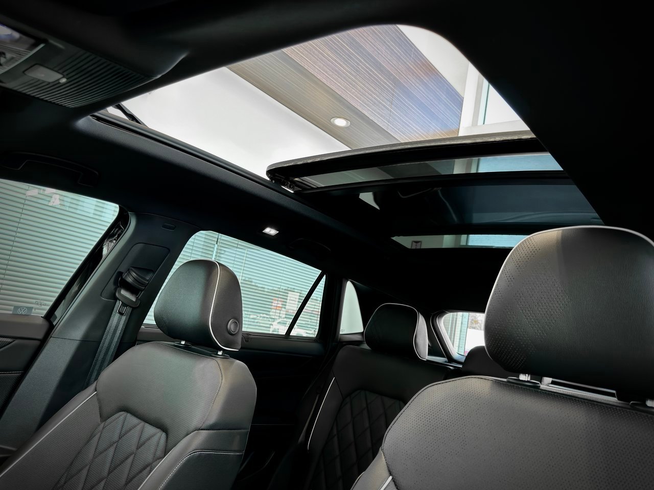 2026 Volkswagen Atlas Cross Sport Black Notre-Dame-des-Prairies - photo #17