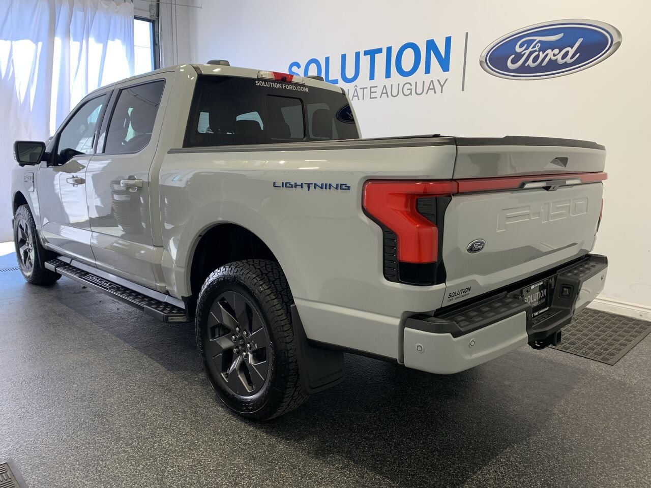 Ford F-150 Lightning LARIAT LARIAT cabine SuperCrew 4RM caisse de 5,5 pi 2023 Gris Châteauguay - photo #11