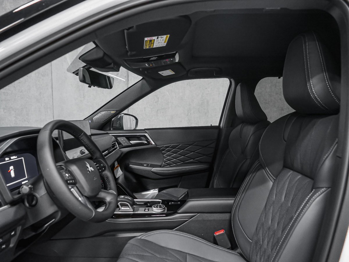 2026 Mitsubishi Outlander Plug-In Hybrid GT NOIR White Montreal - photo #15