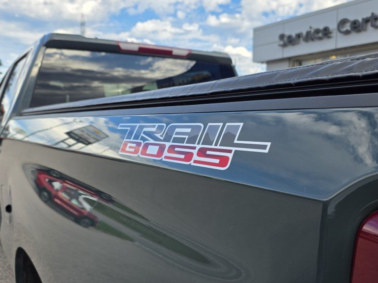 2025 Chevrolet Silverado 1500 Custom TrailBoss Z71 Green Mont-Laurier - photo #13