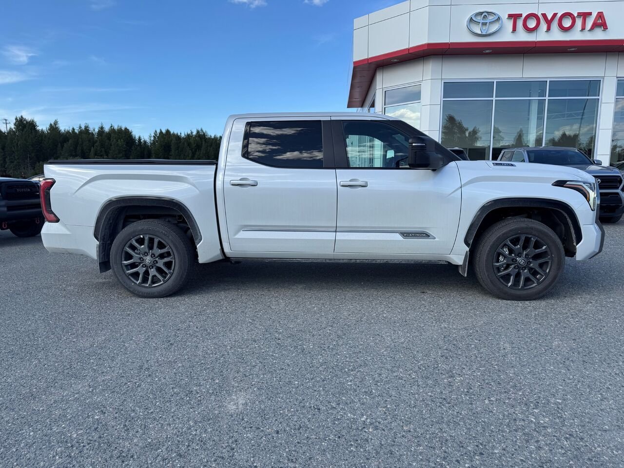 2026 Toyota Tundra Hybrid Platinum hybride CrewMax gr. avance Wind Chill Pearl Val-d'Or - photo #1