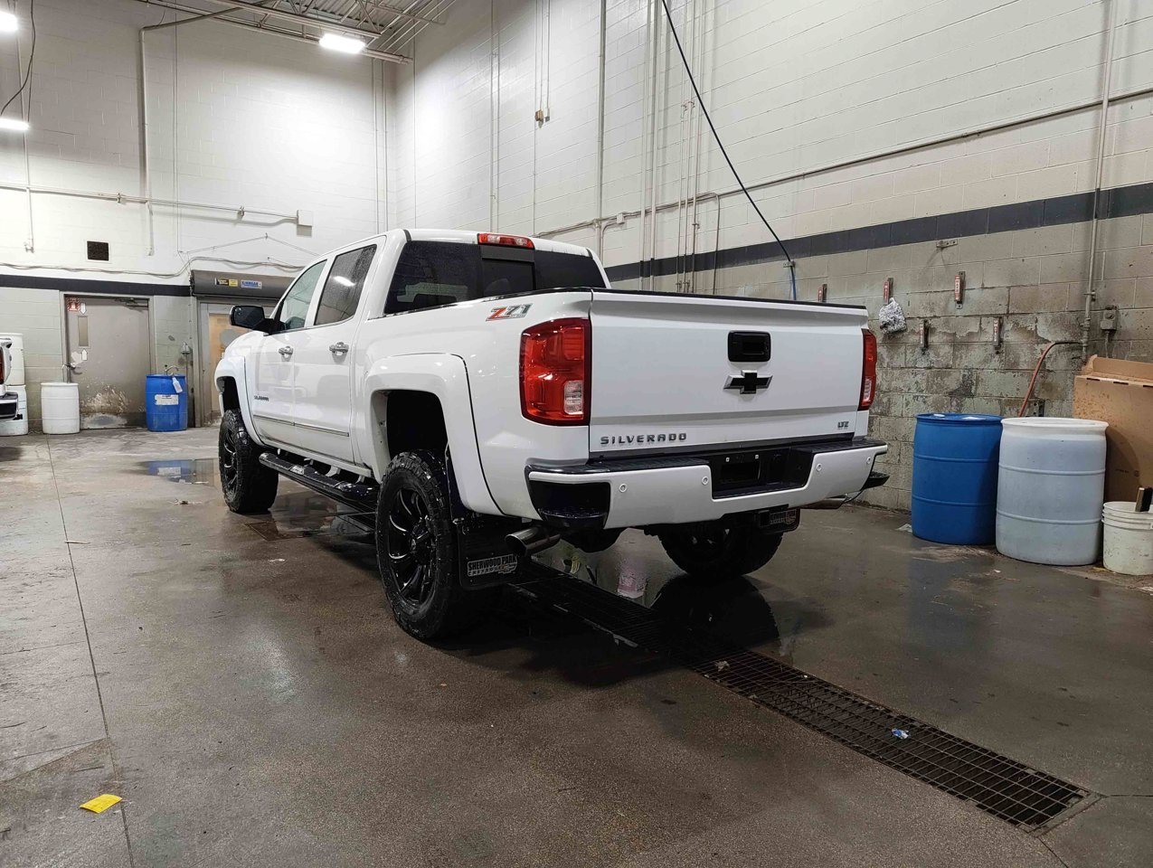 2017 Chevrolet Silverado 1500 4WD Crew Cab 143.5 LTZ w/2LZ White Sherwood Park - photo #5
