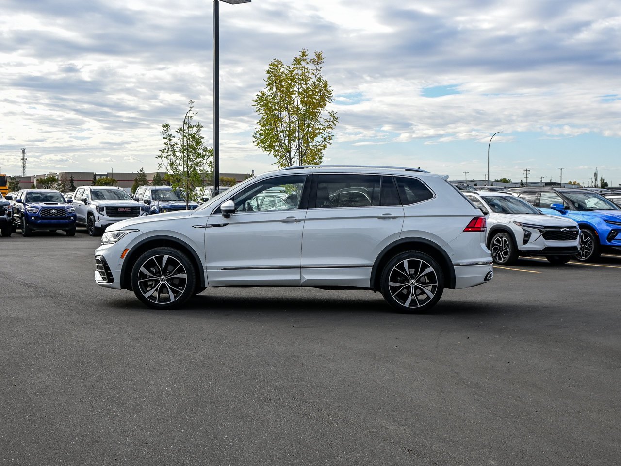 2024 Volkswagen Tiguan Highline R-Line 4MOTION White Sherwood Park - photo #10