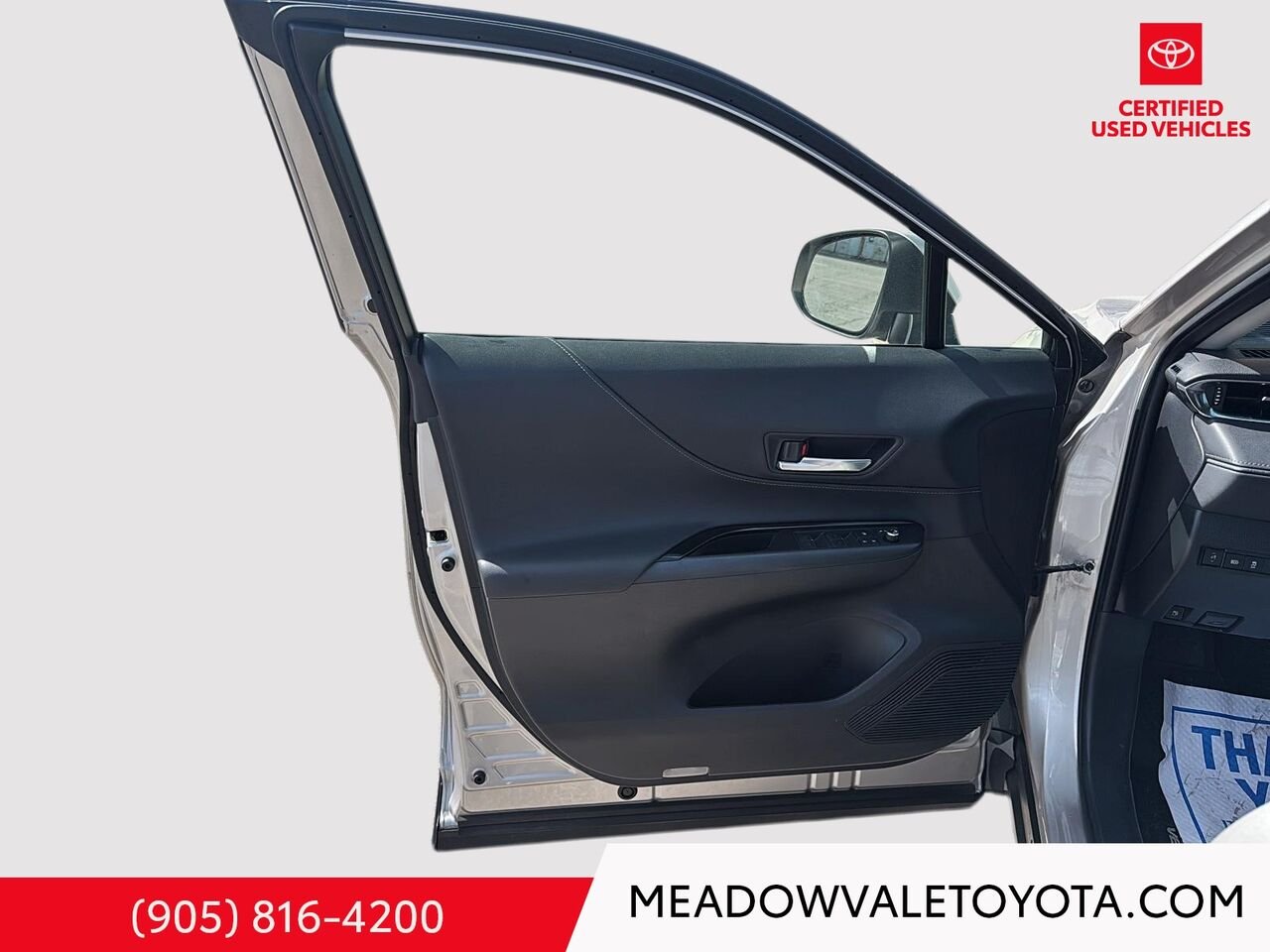 2021 Toyota Venza Hybird, New Tires , New Brakes in the front and back. Comes with Winter Tires and steel rims too! Grey Mississauga - photo #7
