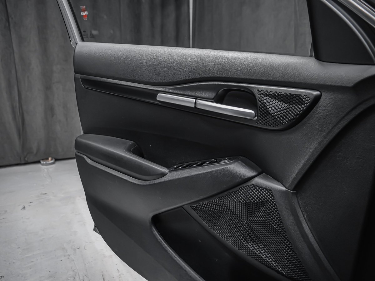 2022 Kia Seltos LX Black Montreal - photo #9