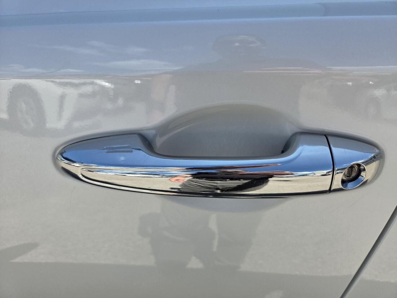 Toyota RAV4 Hybride 2017 Blanc Mont-Laurier - photo #14