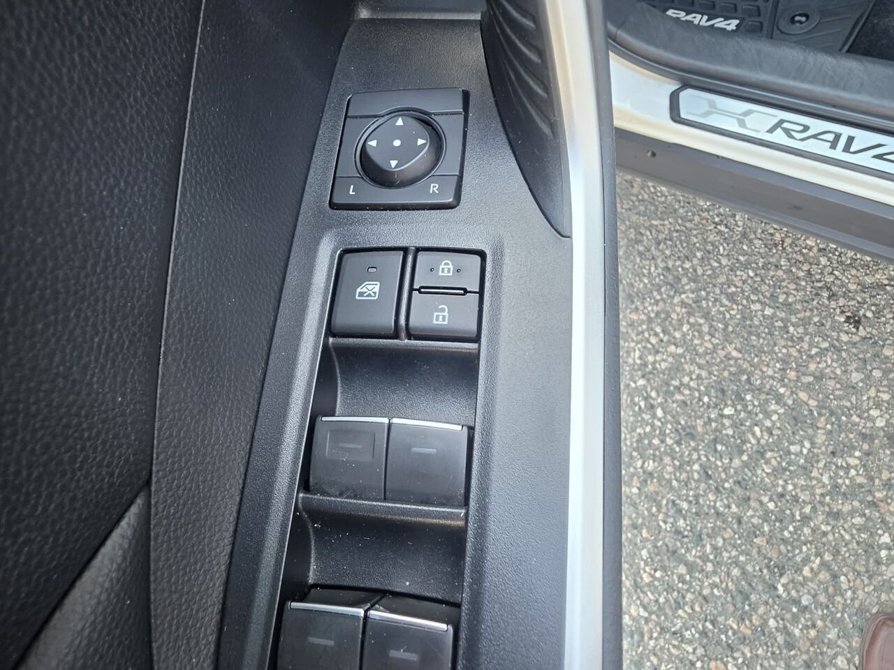 Toyota RAV4 XLE HYBRIDE 2023 Blanc Mont-Laurier - photo #15