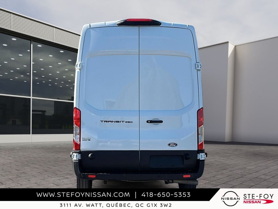 Ford Transit fourgon utilitaire TOIT HAUT T-250 PA toit surélevé 148 po PNBV de 9 070 lb 2026 Blanc