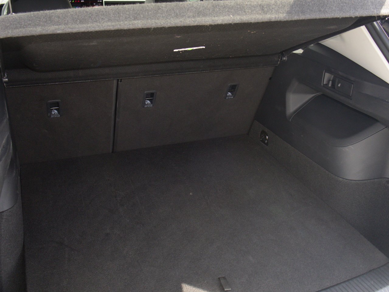 2026 Volkswagen Tiguan Comfortline 4MOTION Black Sherwood Park - photo #10