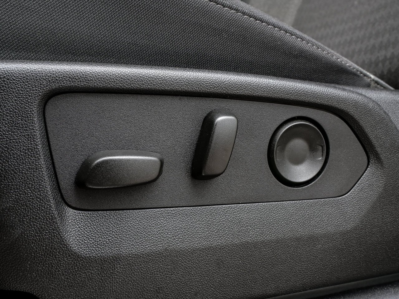 2024 Chevrolet Silverado 1500 4WD Crew Cab 147 RST White Sherwood Park - photo #16