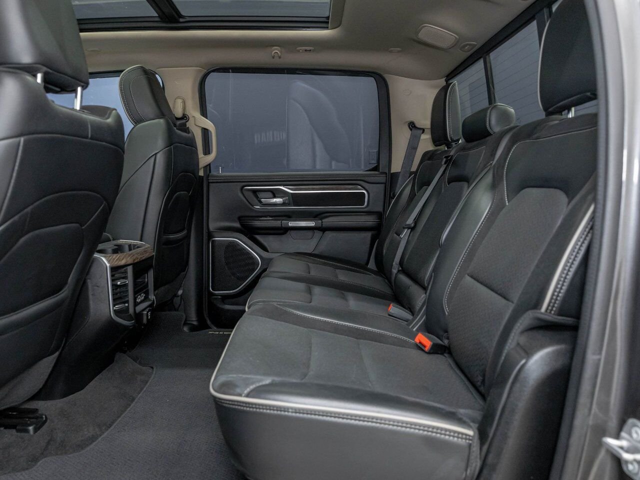 2020 Ram 1500 LARAMIE CREW 4X4 V8 *TOIT* NAV CUIR SIÈGES VENTIL Granite Crystal Saint-Jérôme - photo #31