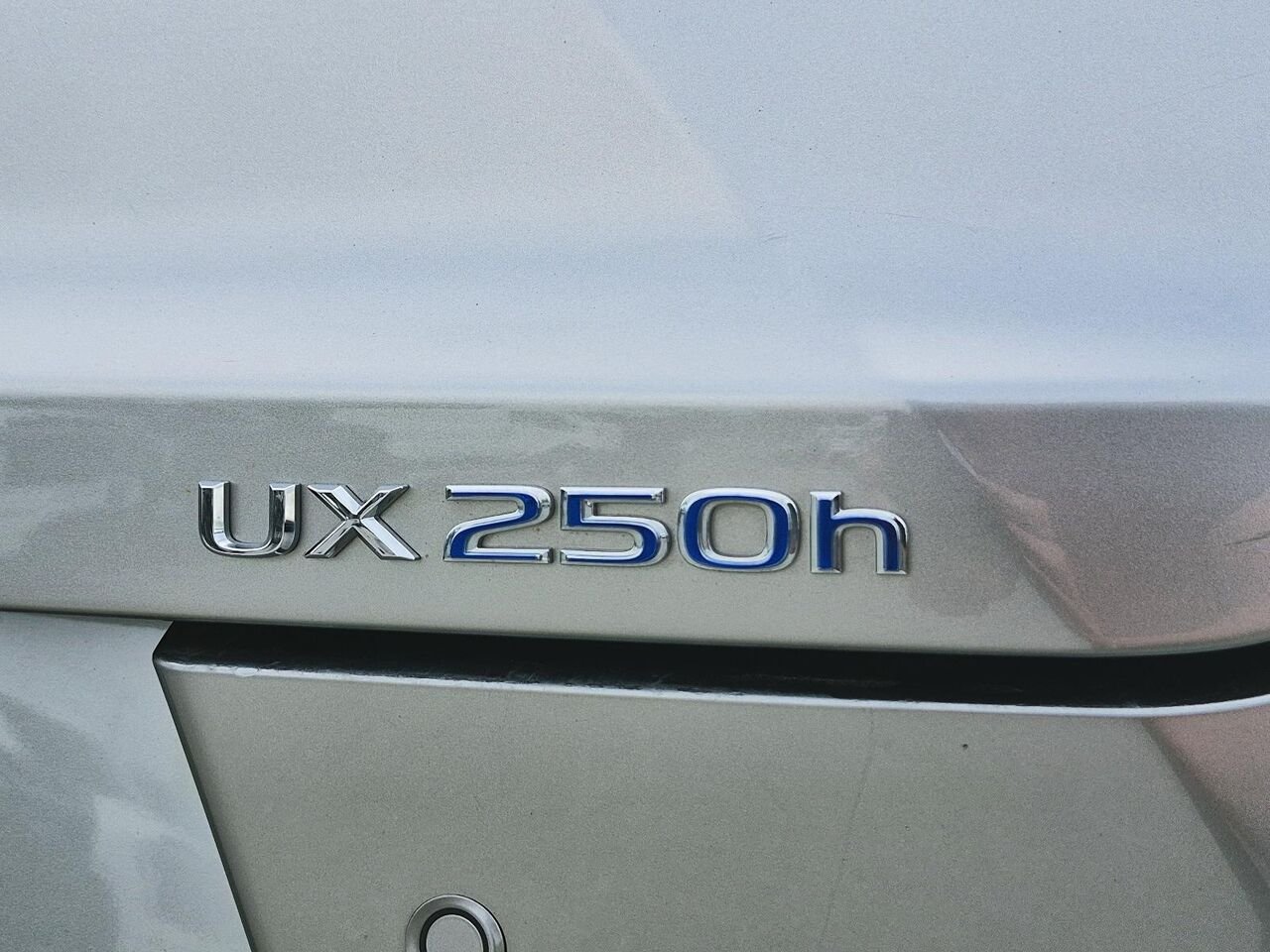 Lexus UX 26984B | UX 250h CVT ** ENTIEREMENT EQUIPE ** TOIT OUVRANT ** CARFAX CLEAN ** 2021 Gris Saint-Jérôme - photo #24