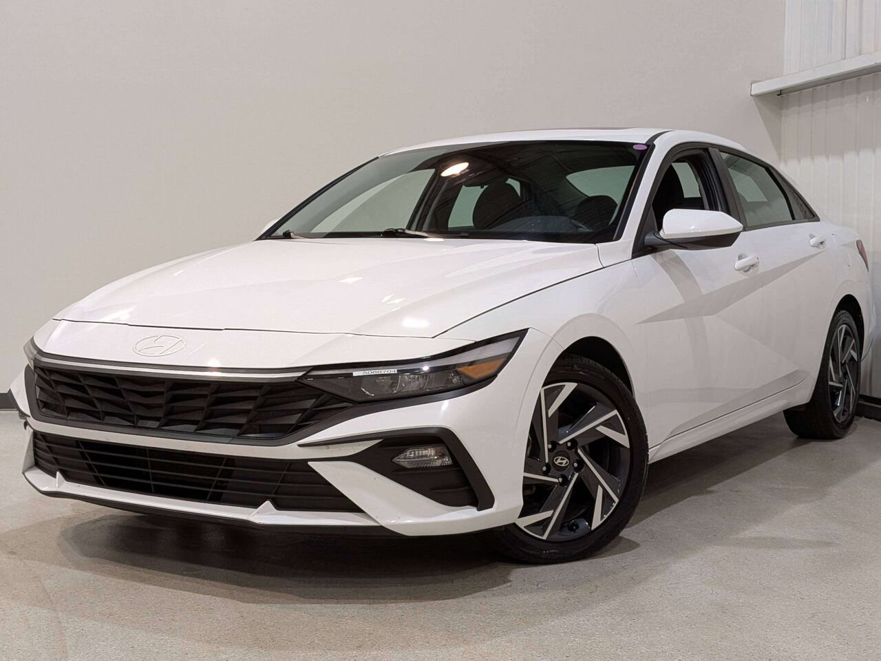 2025 Hyundai Elantra Preferred IVT w/Tech Pkg White Val-David - photo #0