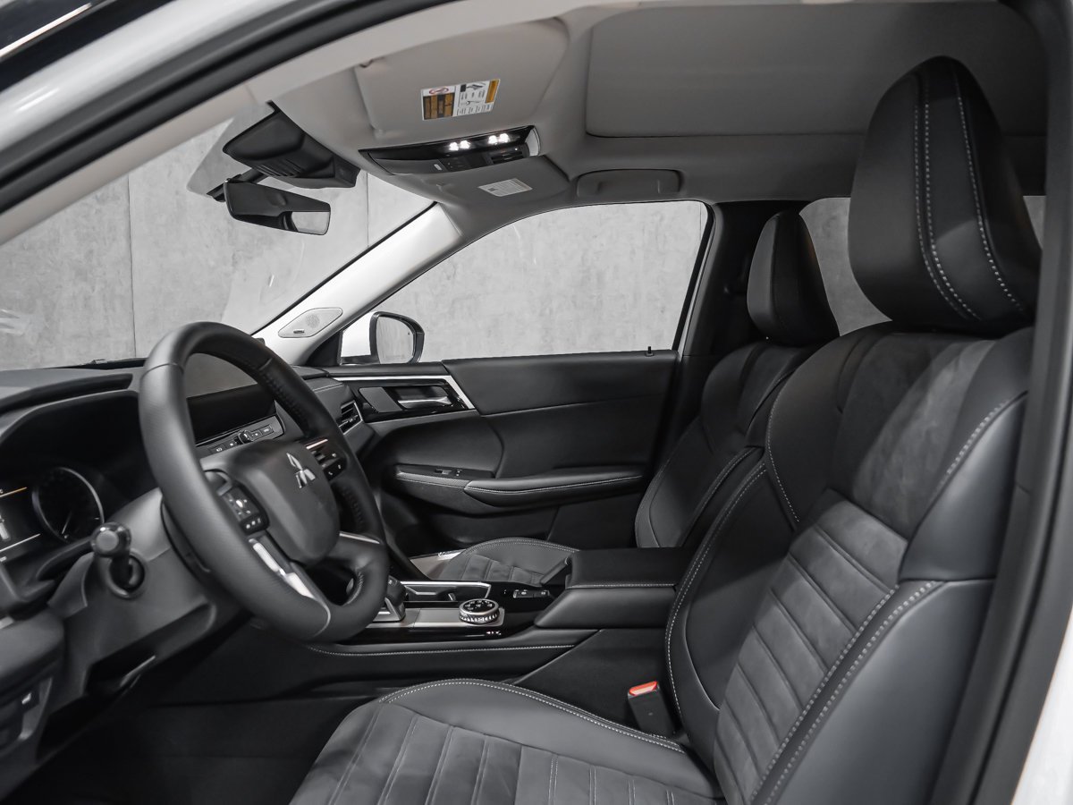 Mitsubishi Outlander LE 2026 Blanc diamant Montréal - photo #14