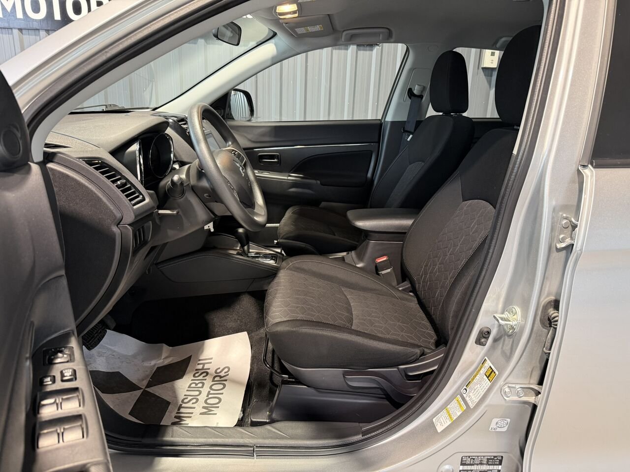 2024 Mitsubishi RVR Grey Rouyn-Noranda - photo #5