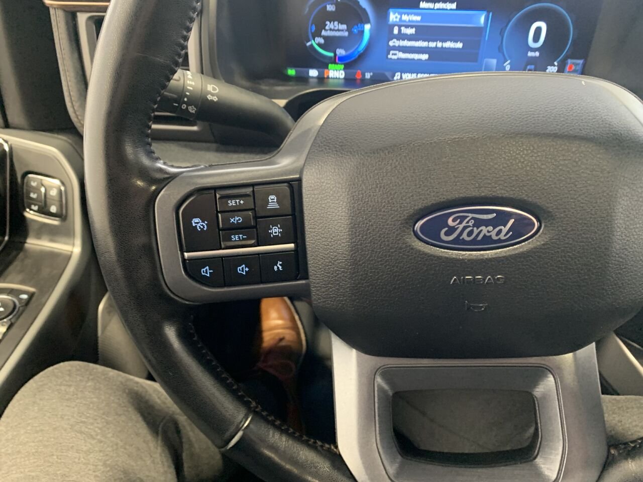 Ford F-150 Lightning LARIAT cabine SuperCrew 4RM caisse de 5,5 pi 2024 Noir Châteauguay - photo #40