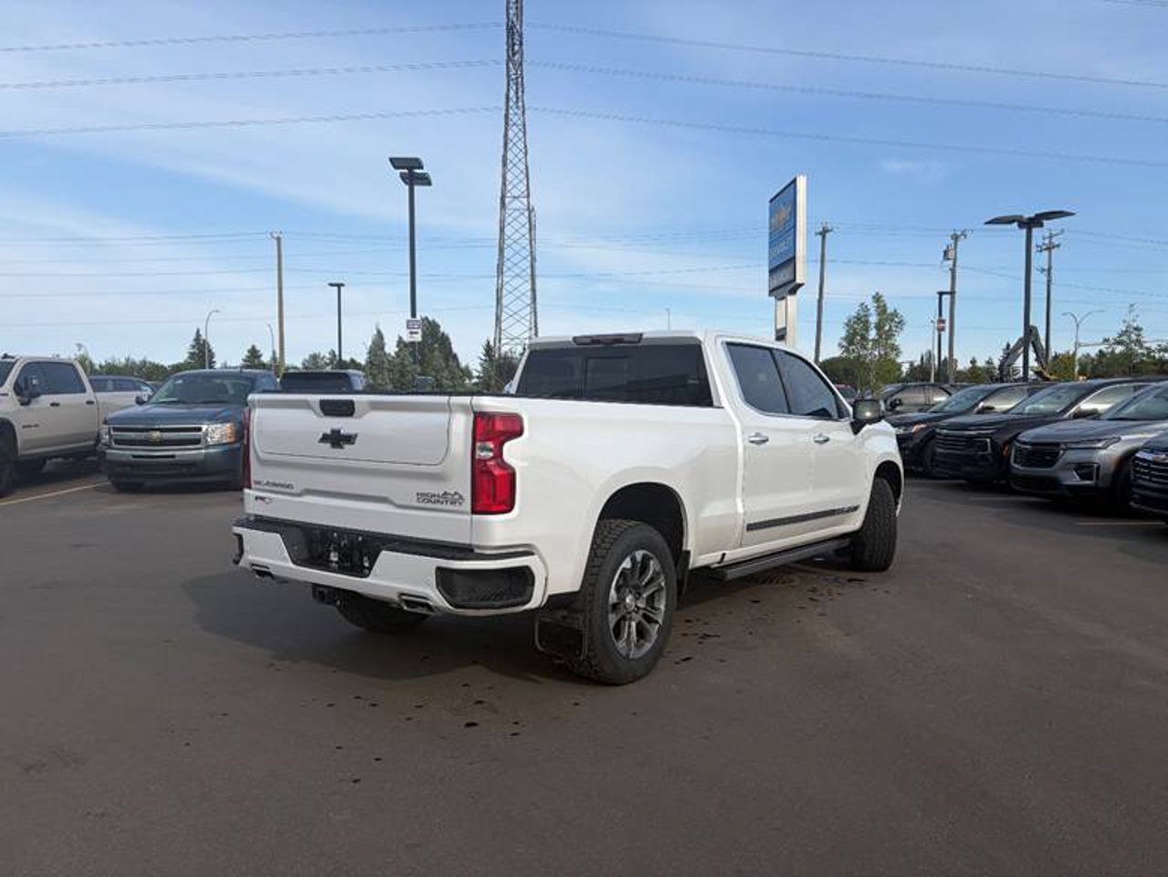 2024 Chevrolet Silverado 1500 4WD Crew Cab 147 High Country White Sherwood Park - photo #4