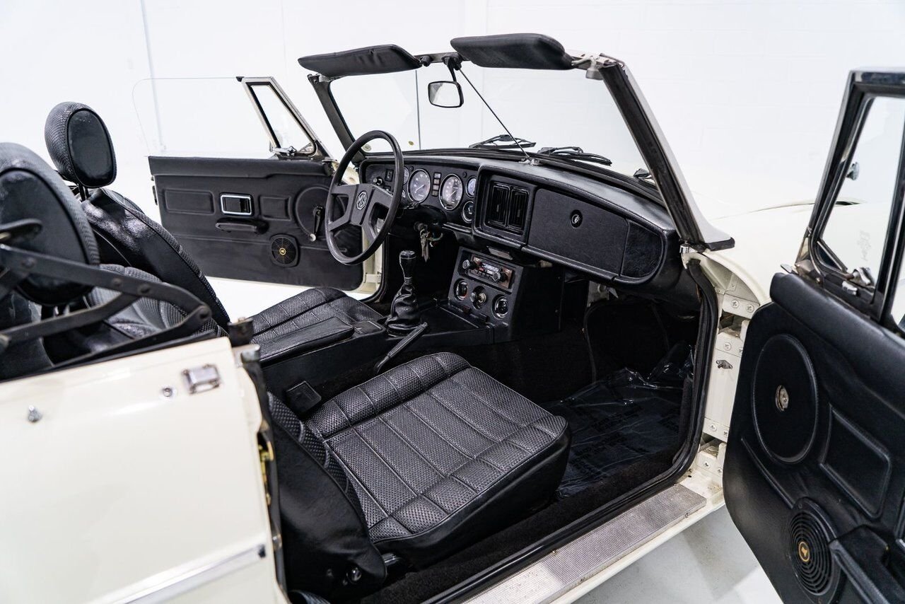 MG B Beautifully presented from former complete restoration 1979 Blanc Montréal - photo #79