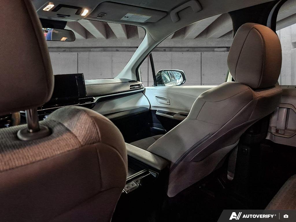 2025 Toyota Sienna 262057 | LE | JRKE1C White Edmonton - photo #21