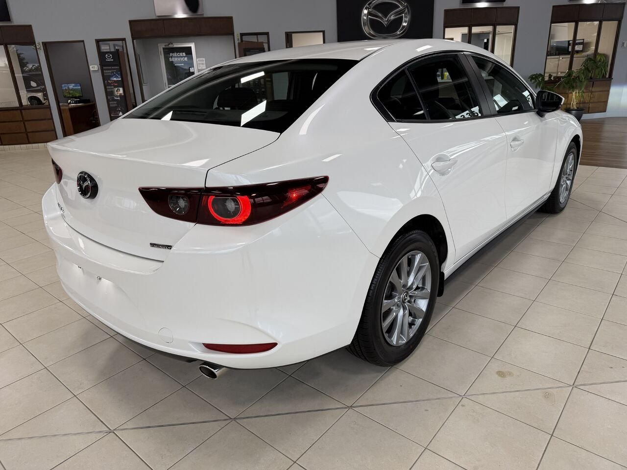 Mazda Mazda3 2023 Blanc Lac Mégantic - photo #4