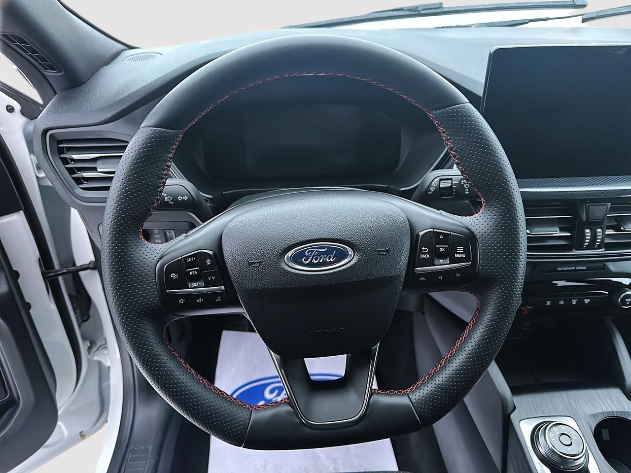 2023 Ford Escape White Rouyn-Noranda - photo #9