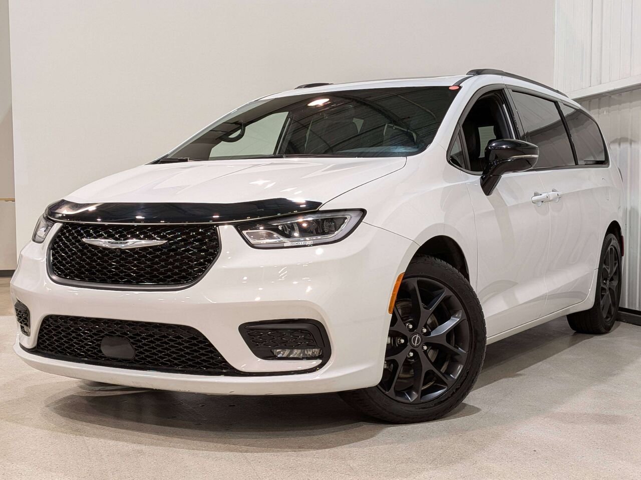 2025 Chrysler Pacifica Limited FWD White Val-David - photo #0