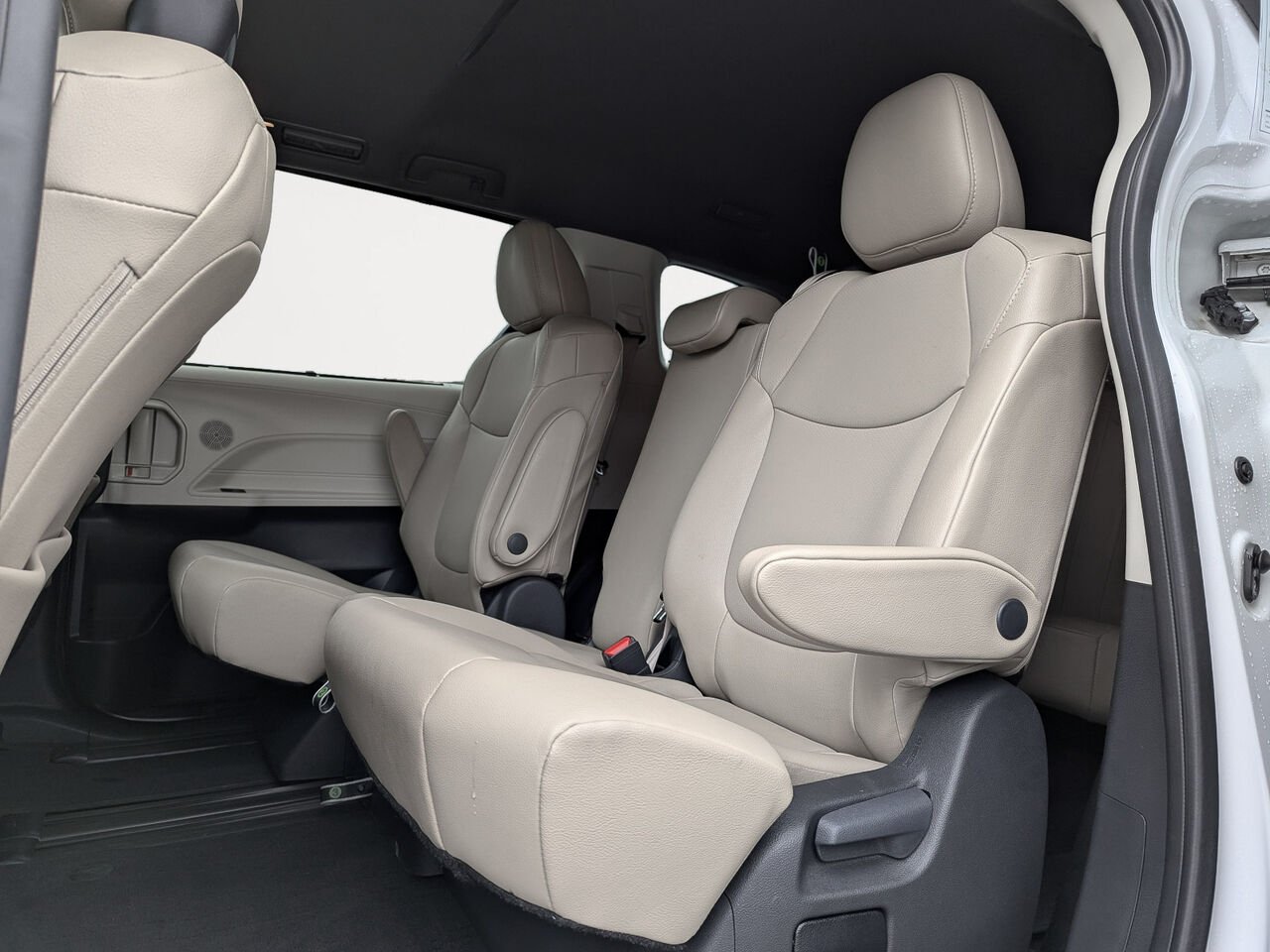 Toyota Sienna XLE 8 places/HYBRIDE CUIR/ TOIT OUVRANT 2024 Frisson glacé nacré Sherbrooke - photo #8