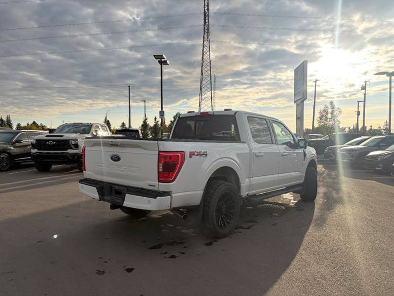 2023 Ford F-150 XLT 4WD SuperCrew 5.5' Box White Sherwood Park - photo #4