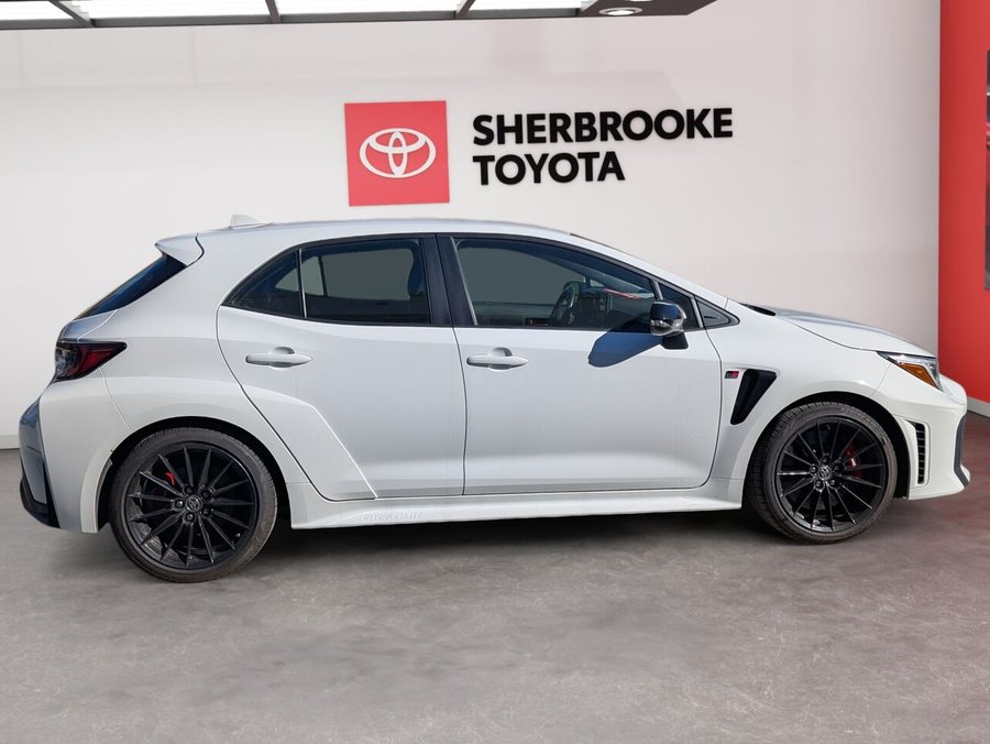 2025 Toyota GR Corolla GR/MANUELLE/SIÈGES CHAUFFANTS/VOLANT CHAUFFANT/AC/CAMÉRA DE RECUL/DÉMARRAGE SANS CLÉ White