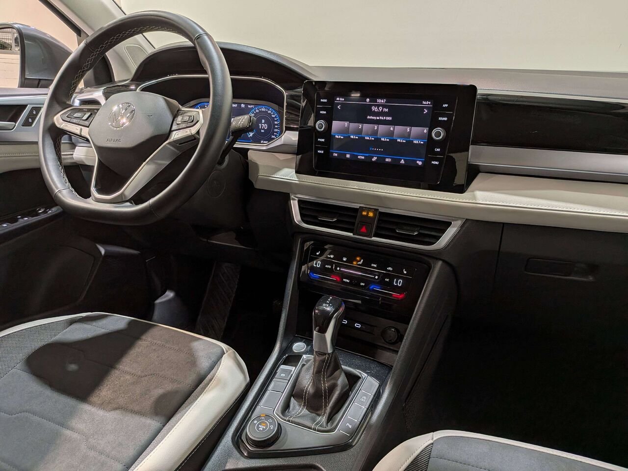 2025 Volkswagen Taos Comfortline 4MOTION Grey Val-David - photo #17