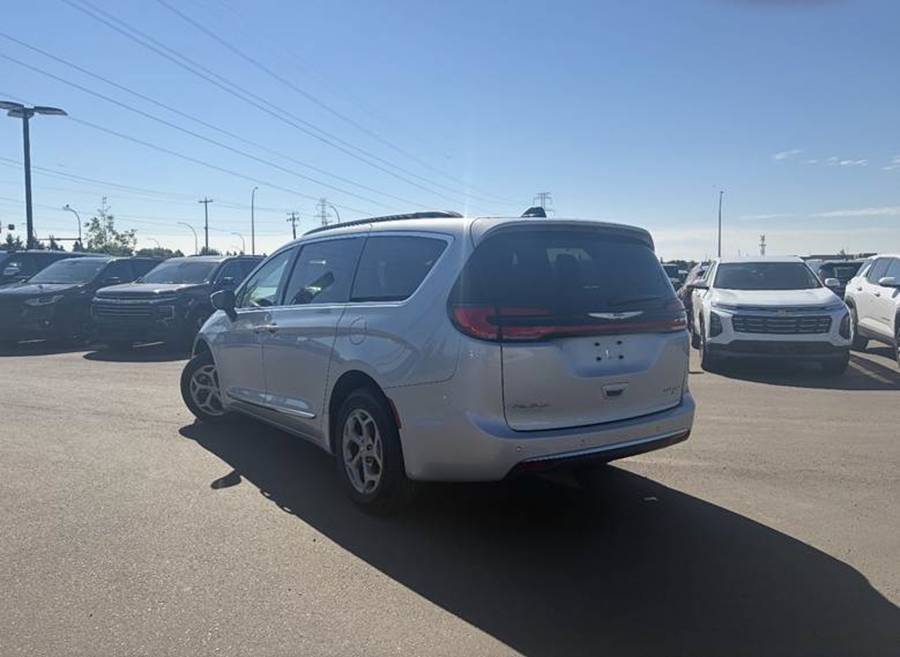2023 Chrysler Pacifica Limited AWD Grey Sherwood Park - photo #3