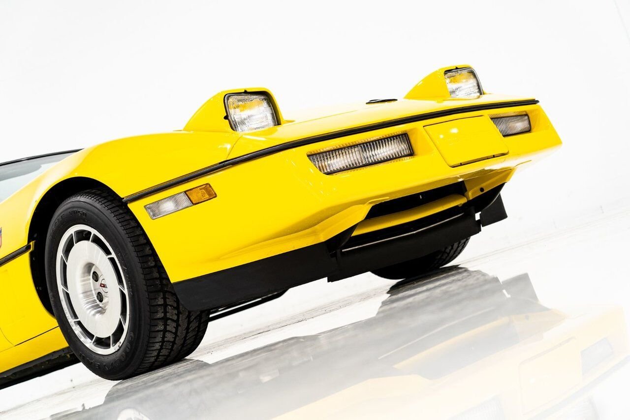 Chevrolet Corvette Pace Car livery with only 17,380km (10,800miles) 1986 Jaune Montréal - photo #57