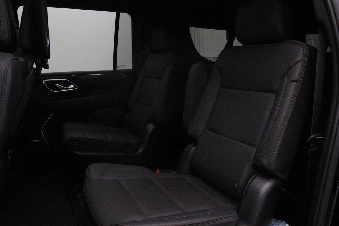 Chevrolet Suburban NIV 1GNSKGKT4PR480429 2023 Noir Chicoutimi - photo #28