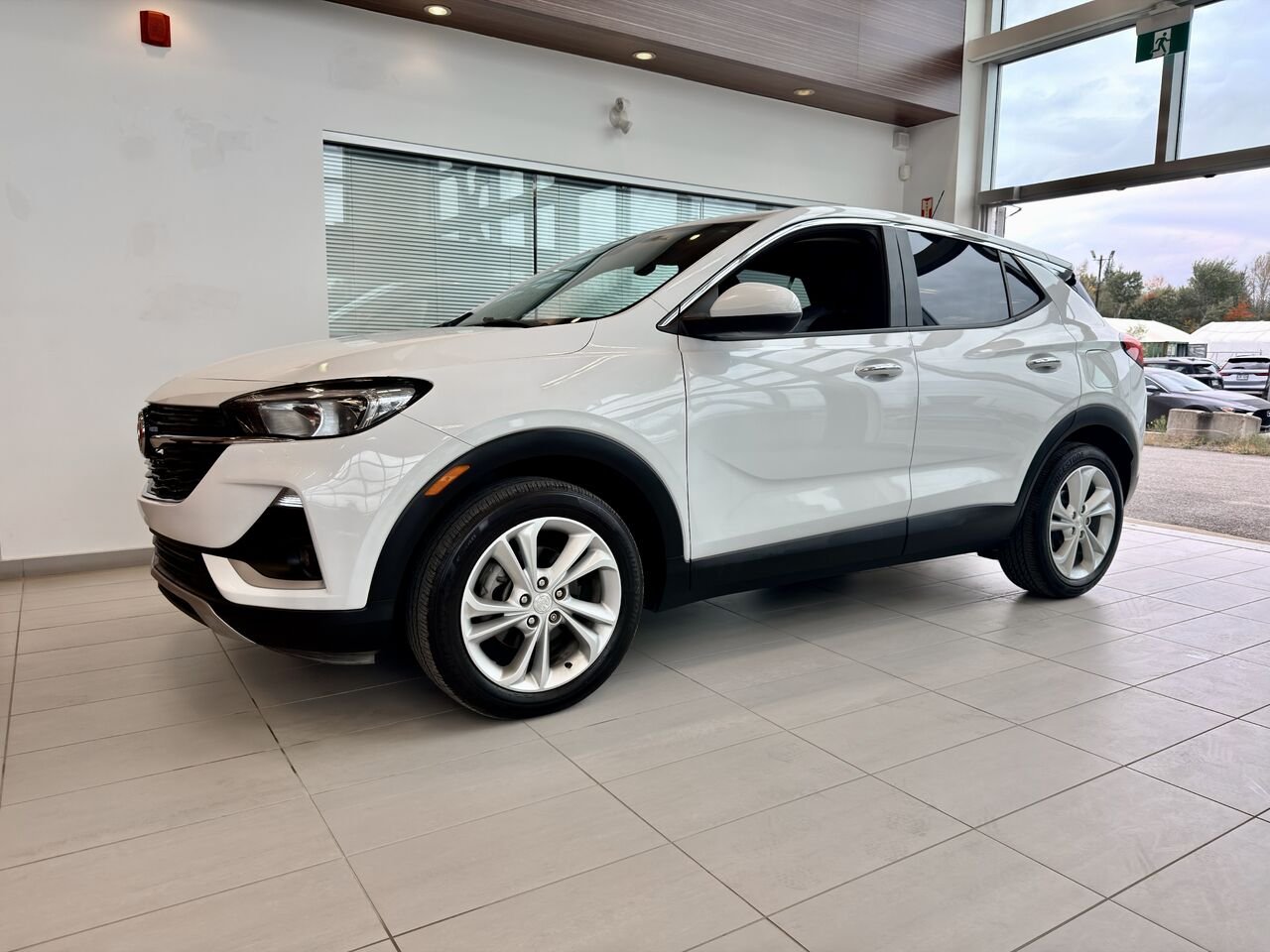 2021 Buick Encore GX White Notre-Dame-des-Prairies - photo #2