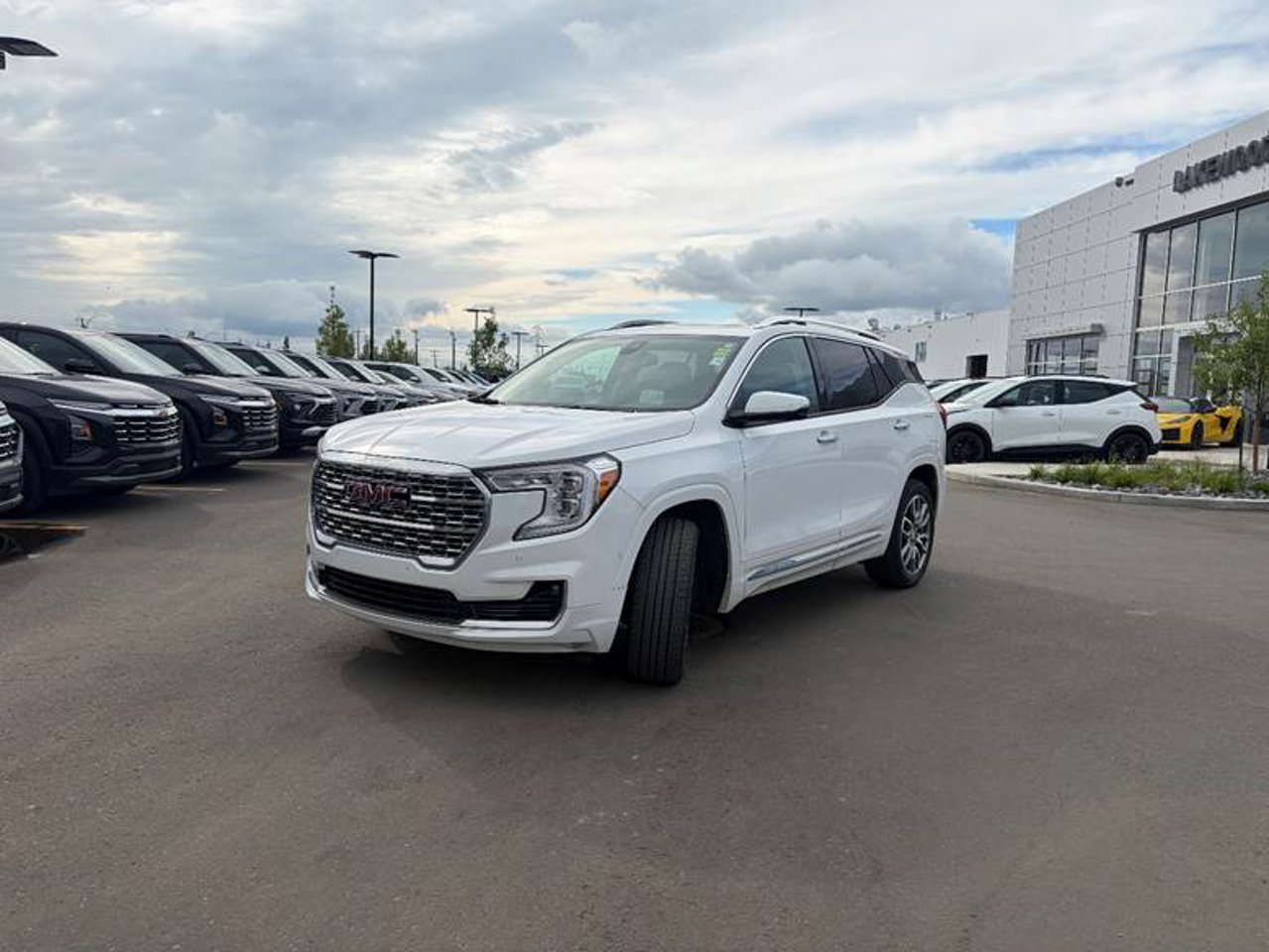 2024 GMC Terrain AWD 4dr Denali White Sherwood Park - photo #2