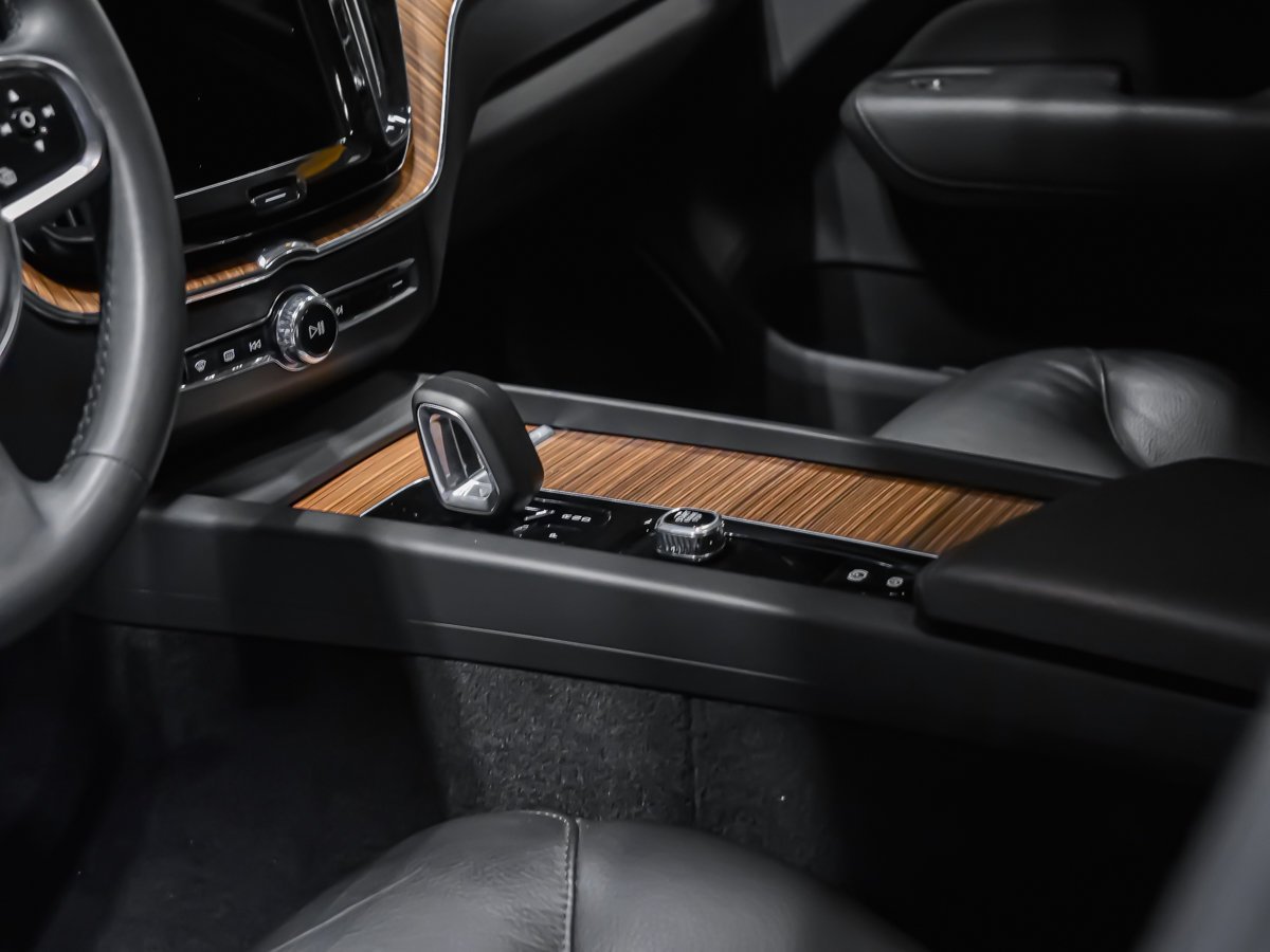 2023 Volvo XC60 PLUS DARK THEME Black Montreal - photo #6