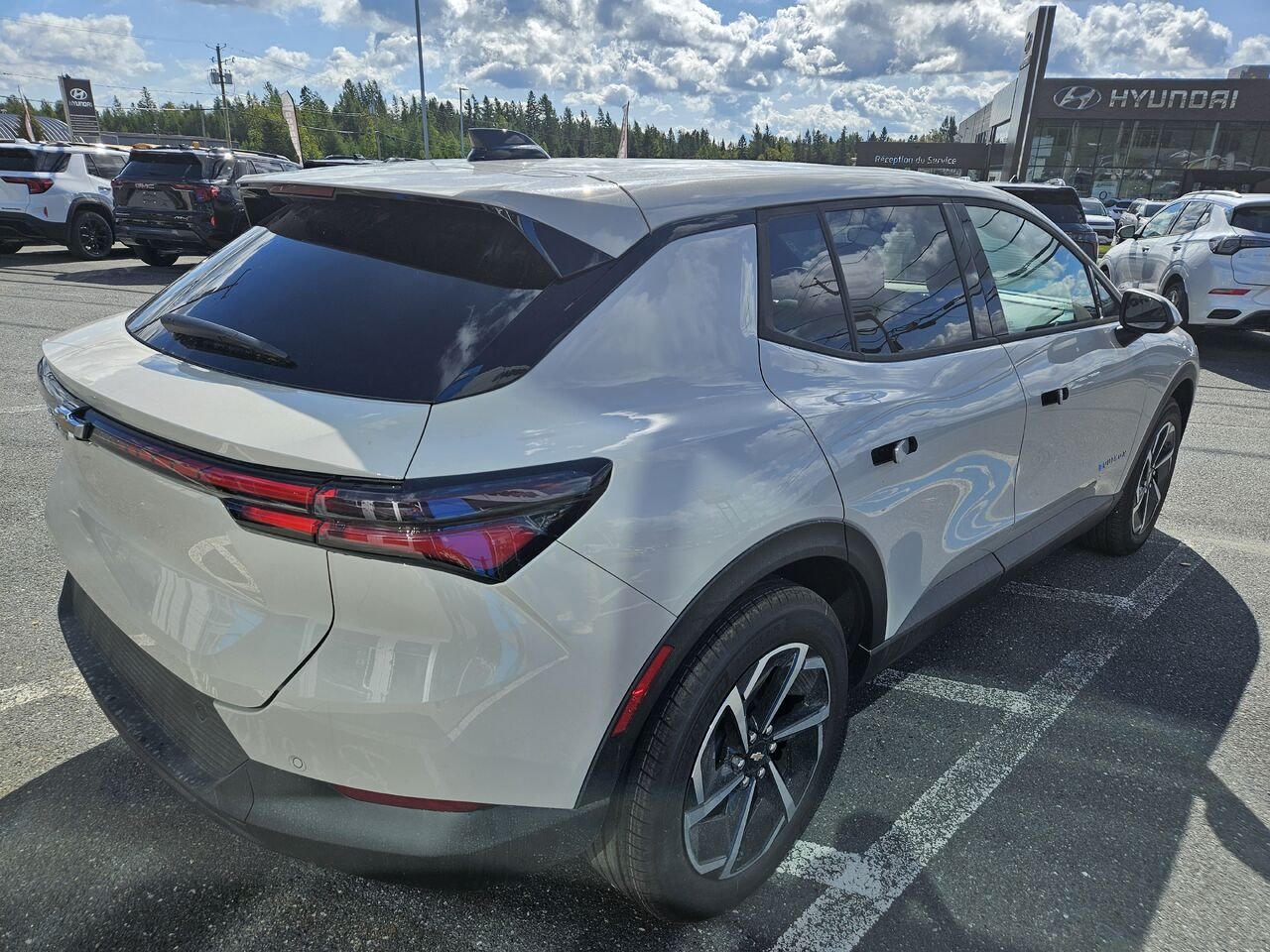 2027 Chevrolet Equinox EV LT1 4 portes avec PCY White Sands Thetford Mines - photo #3