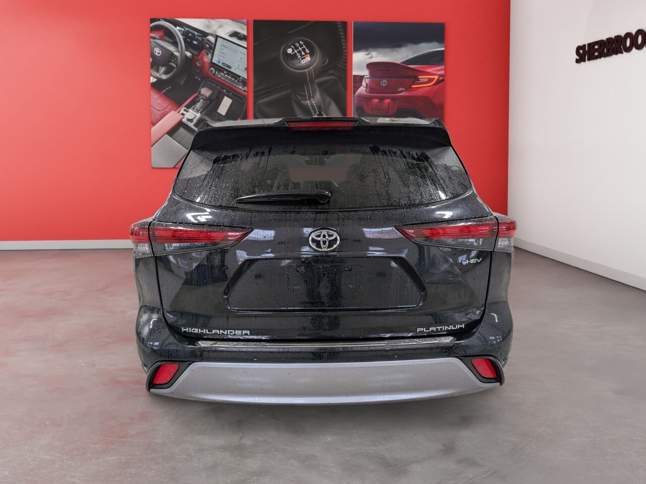 Toyota Highlander Hybride PLATINUM/SIÈGES AVANT ET ARRIÈRE CHAUFFANT/SIÈGES AVANT VENTILLÉ/TOIT PANORAMIQUE OUVRANT/VOLANT 2025 Noir minuit métallisé Sherbrooke - photo #4