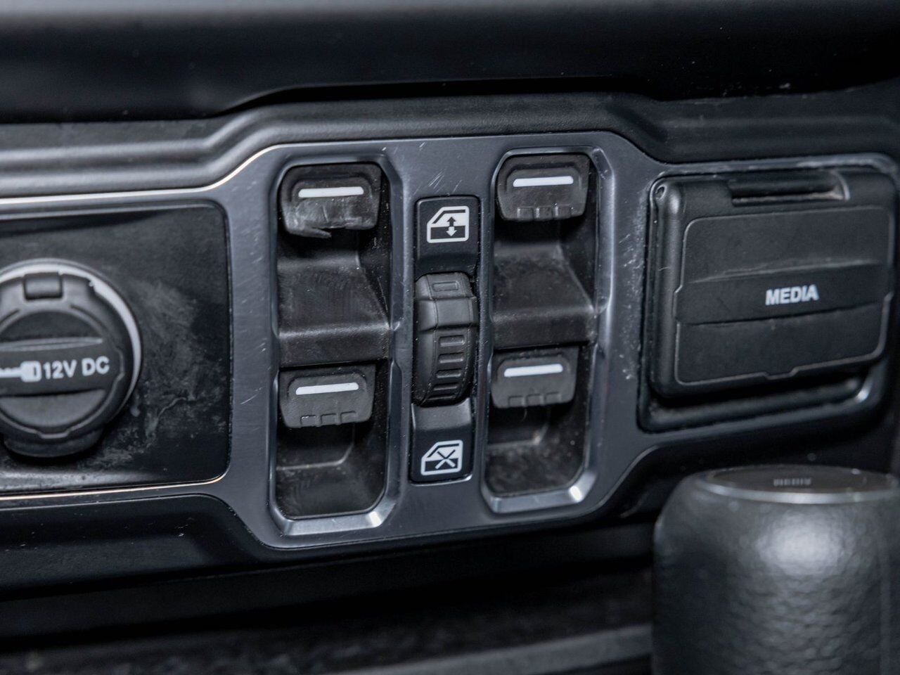 Jeep Gladiator WILLYS CREW 4X4 V6 *NAV* TOIT DUR CARPLAY BEDLINER 2023 Noir Saint-Jérôme - photo #22