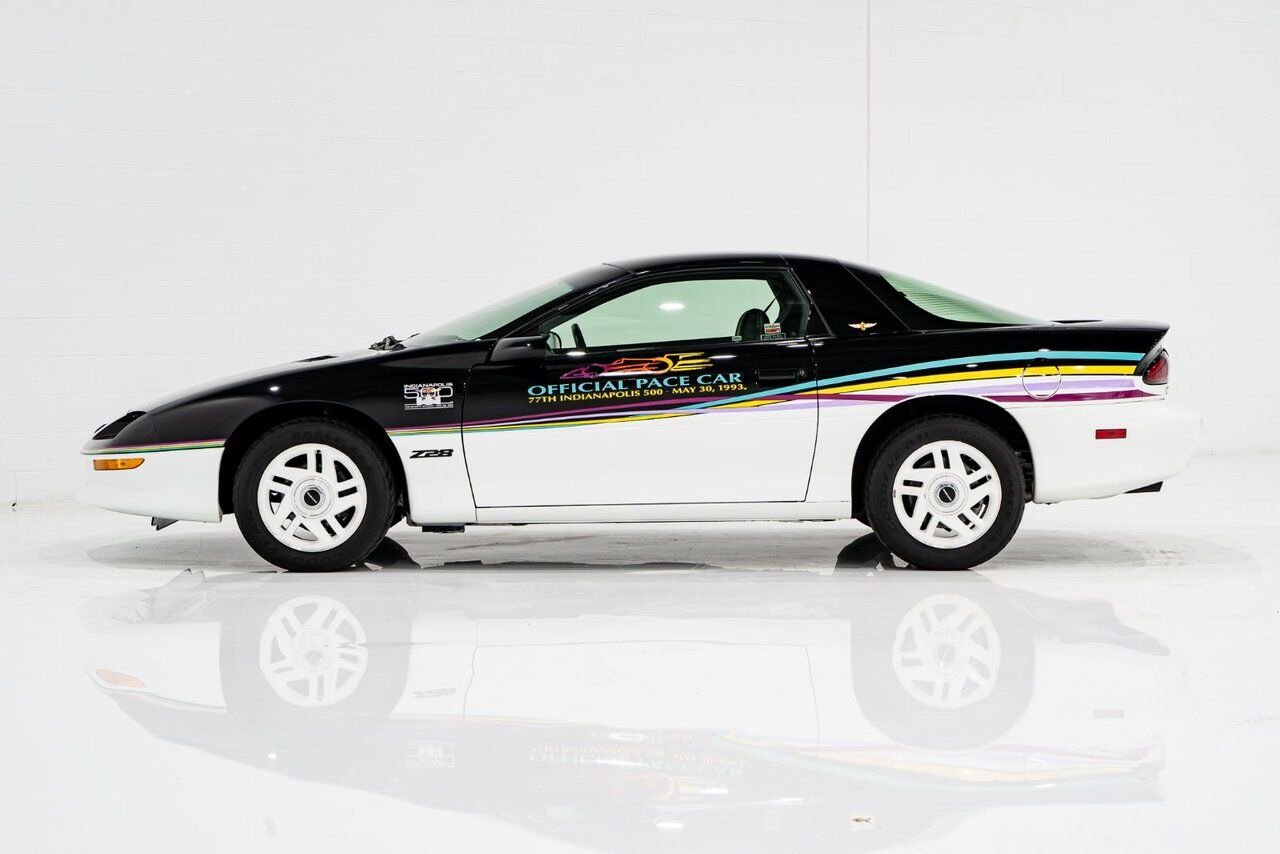 Chevrolet CAMARO Z28 PRIX EN USD | Pace Car with only 957km (595mi) with original window sticker 1993 Noir Montréal - photo #24