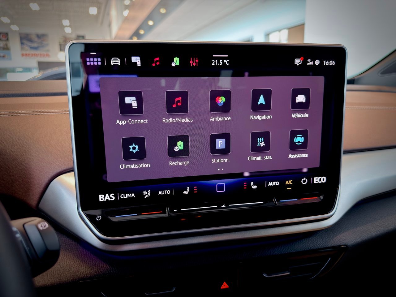 2024 Volkswagen ID.4 Black Notre-Dame-des-Prairies - photo #25