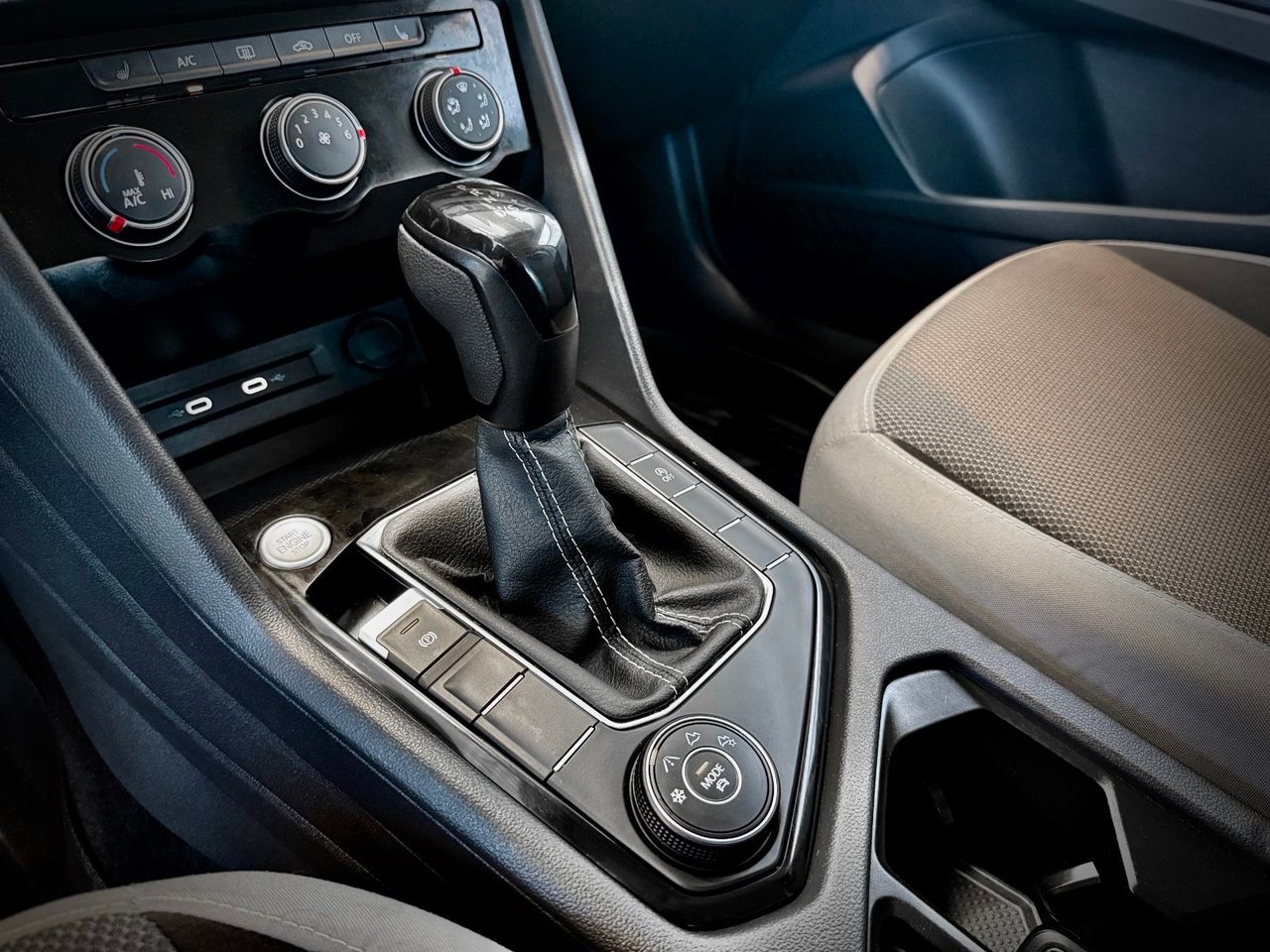 2024 Volkswagen Taos Black Notre-Dame-des-Prairies - photo #25