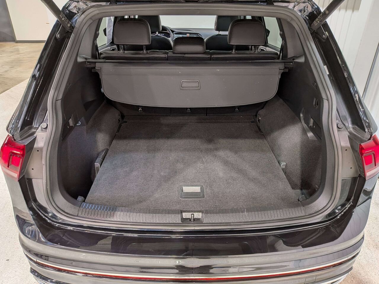2022 Volkswagen Tiguan Highline R-Line 4MOTION Black Mirabel - photo #5