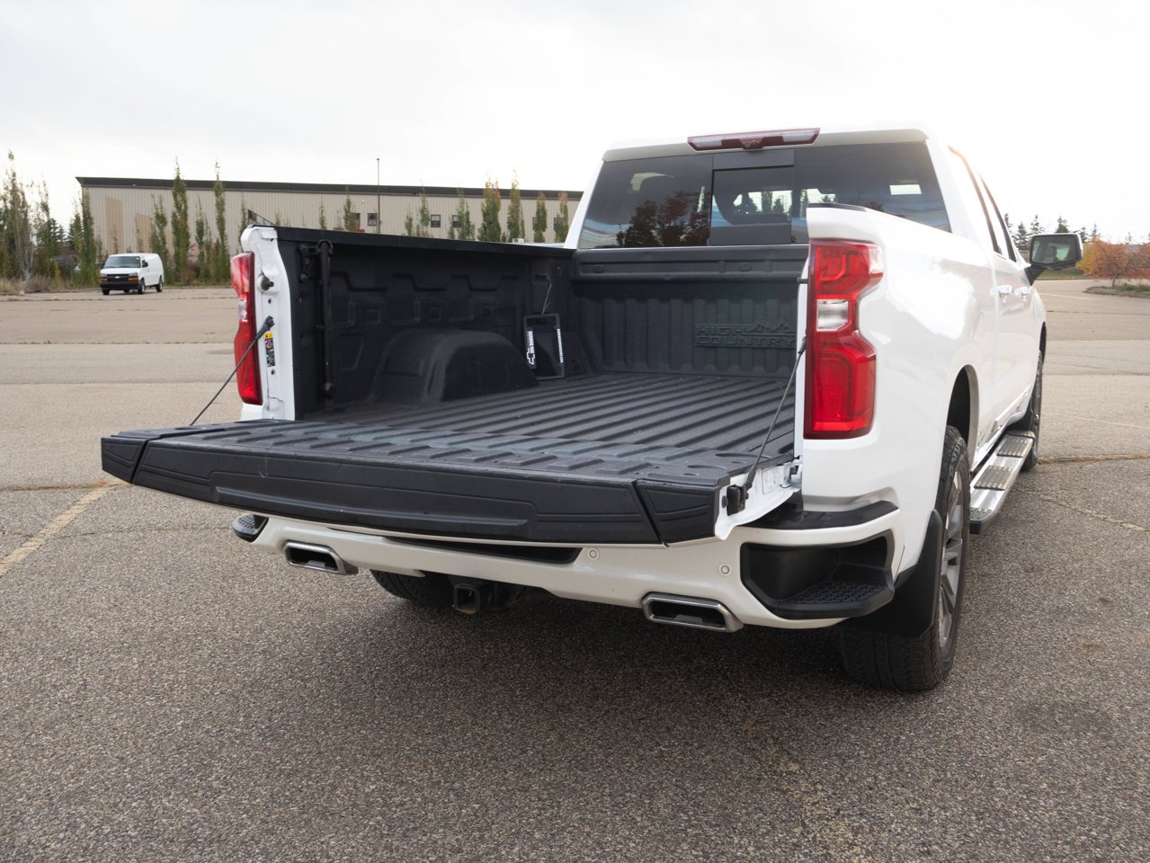 2024 Chevrolet Silverado 1500 4WD Crew Cab 147 High Country White Sherwood Park - photo #14