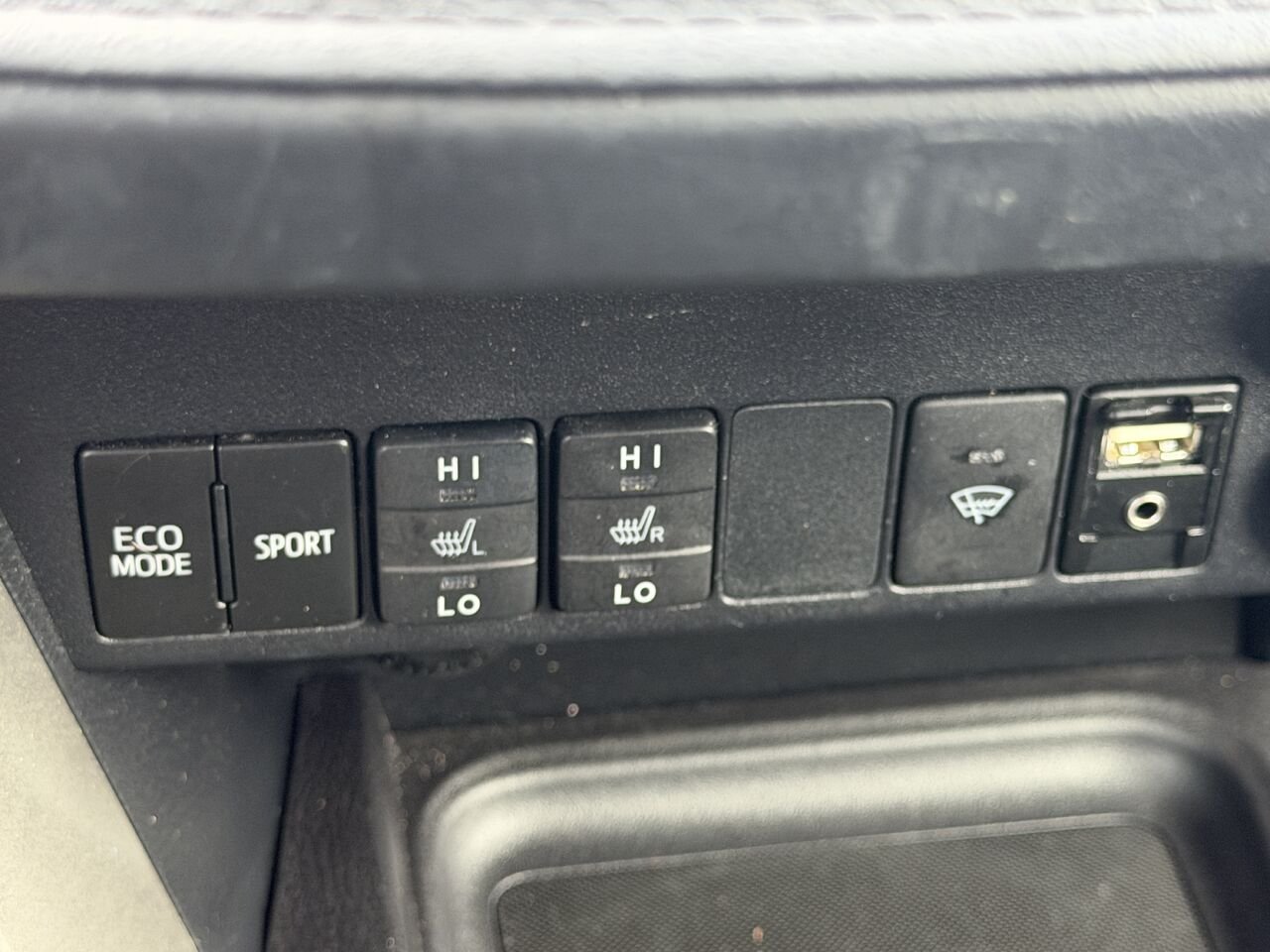 2018 Toyota RAV4 White Ste-Marie - photo #17